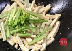 Illustration of how to stir-fry celery until fragrant 9