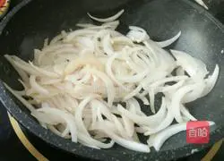 Illustration of how to make scrambled eggs with onions 4