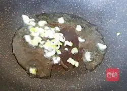 Illustration of how to make scrambled eggs with Chinese toon 8