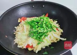 Illustration of how to stir-fry three shredded silkworms 7