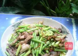 Illustration of how to make stir-fried meat with garlic moss 10