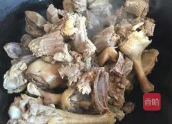 Illustration of how to stew goose in iron pot 6