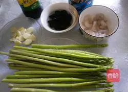 Illustration of how to make fried asparagus and shrimps 1