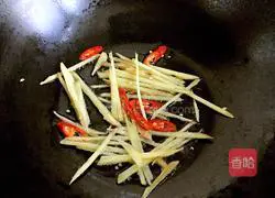Illustration of how to stir-fry razor clams with green onion and ginger 6