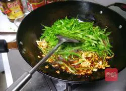 Illustration of how to stir-fry shredded chicken with green pepper 7