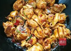 Illustration of how to make mushroom stewed chicken nuggets 4