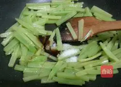 Fried eggs with lettuce Illustration of how to do it 9