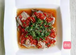 Illustration of how to steam hairtail with chopped pepper 7