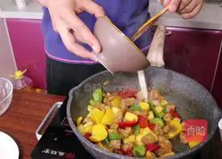 Illustration of how to make pineapple sweet and sour meat 11