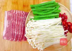 Illustration of how to make bacon enoki mushroom rolls 1