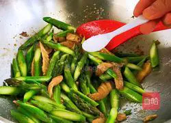 Illustration of how to make tenderloin and fried asparagus 9