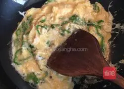 Illustration of how to make fried eggs with green pepper 10