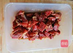 Illustration of how to make garlic asparagus and beef cubes 5