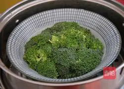 Illustration of how to make garlic minced meat and broccoli 8