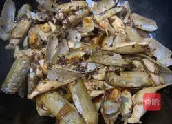 Illustration of how to make spicy stir-fried razor clams 5