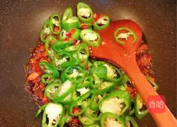 Illustration of how to make green pepper meat slices 6