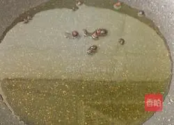 Illustration of how to stir-fry pork ribs and garlic sprouts 5