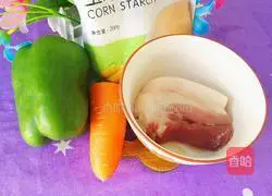 Illustration of how to make fried meat with carrots and green peppers 1