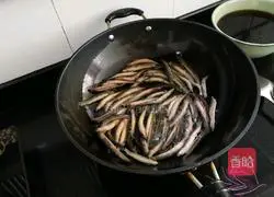 Illustration of how to make stir-fried loach with fermented vegetables 3