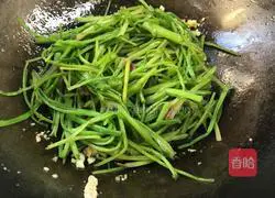 Illustration of how to make stir-fried meat with spinach stalks 9