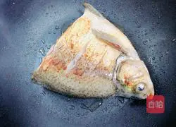 Illustration of how to make fish head stew with tomato sauce 7