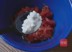 Illustration of how to stir-fry shredded pork with garlic moss 6