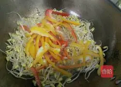Illustration of how to stir-fry bean sprouts with colored pepper 4