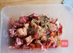 Illustration of how to make garlic asparagus and beef cubes 4