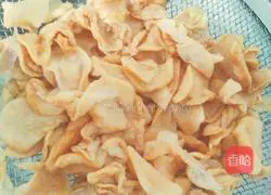 Illustration of how to stew fresh meat and dried radish slices 3