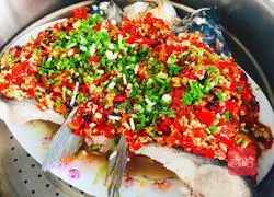 An affordable banquet dish, fish head with chopped peppers, no failure to finish the meal Illustration of how to do it 12