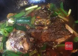 Illustration of Laoganma's recipe for stuffed tilapia with garlic sprouts, parsley and celery 10