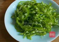 Illustration of how to make scrambled eggs with shredded pepper 3