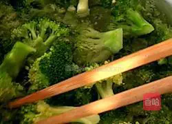 Illustration of how to make shrimp and broccoli 1