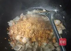 Illustration of how to make fried pork slices with chili noodles 4