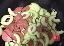 Illustration of how to make fried ham with horned melon 6