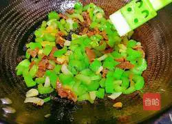 Illustration of how to stir-fry beef tendons with celery 13