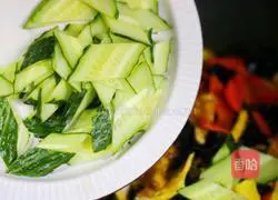 Illustration of how to make low-fat and low-calorie scrambled eggs with cucumber and fungus 7