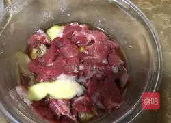 Illustration of how to make fried beef with snow peas 2