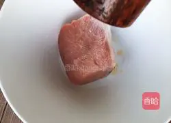 Illustration of how to steam crispy pork with chicken juice 2
