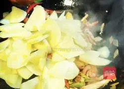 Illustration of how to make dry pot potato slices 10