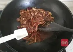 Illustration of how to stir-fry squid with onions 11