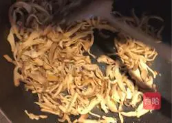 Illustration of how to braise smoked bamboo shoots in oil, shredded smoked bamboo shoots and dried fried meat 4