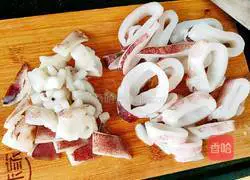 Illustration of how to make fried squid with onions and mushrooms 3