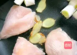 Illustration of how to make spicy chicken shreds with reduced fat content 3