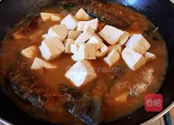 Illustration of how to make braised crucian carp and tofu with soy sauce 14