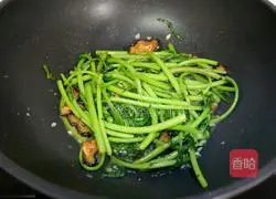 Illustration of how to stir-fry chrysanthemum with red ginseng 7