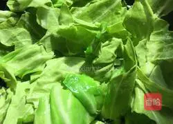 Hand-teared Illustration of how to stir-fry Macau pork with cabbage 5