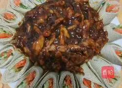 Illustration of how to make shredded pork with Beijing sauce 10