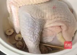 Illustration of how to make steamed chicken with medicinal diet 5