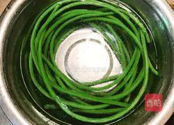 Illustration of how to make long beans stuffed with meat 6